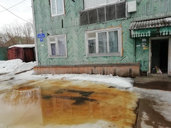 Жители Салехарда сообщили о затопленном фекалиями дворе