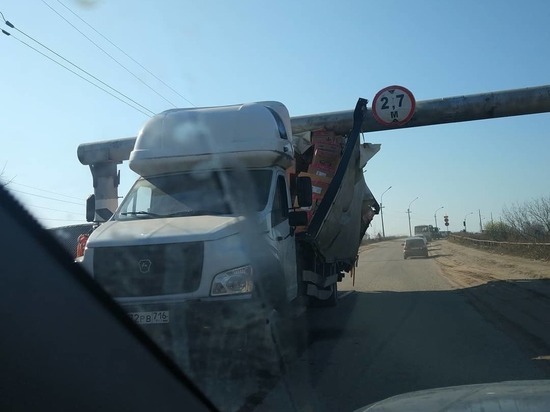 На "мосту глупости" в Тверской области застрял грузовик