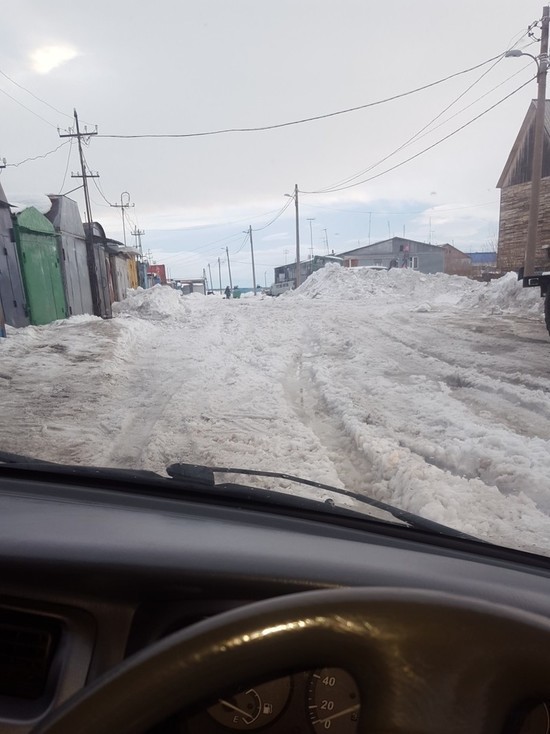 Лабытнангцы жалуются на заваленные снегом улицы