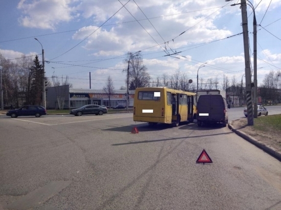 В столкновении автобуса и грузовика в Иванове пострадали два пассажира