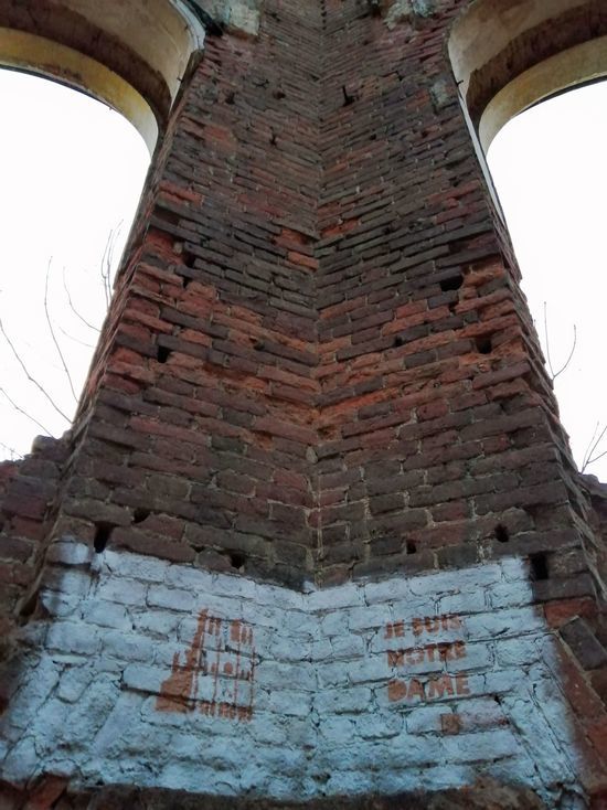 На руинах Потемкинского дворца появилось граффити «Я – Нотр Дам»