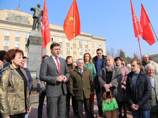 Андрей Клычков принял участие в возложении цветов к памятнику Ленина