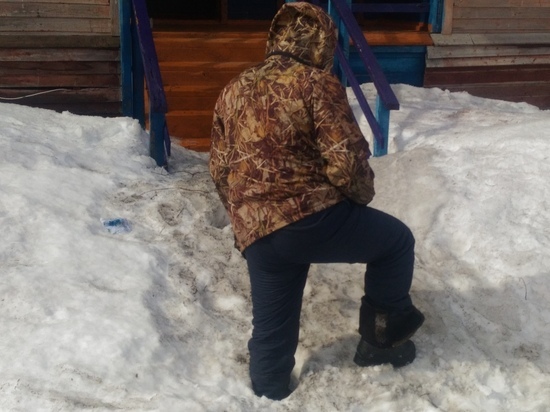Лабытнангцы жалуются на заваленный снегом проход к дому