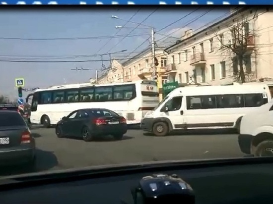 Водитель не рассчитал габариты автобуса и парализовал движение центра Калуги