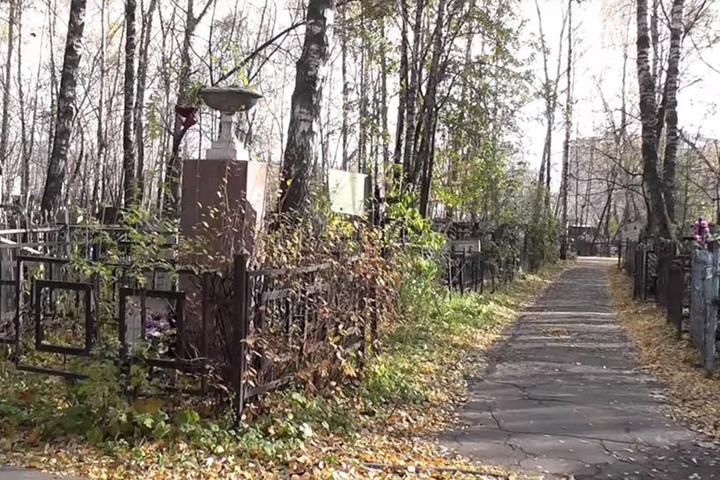 Охрана кладбища. Охранник кладбища фото. Кузьминское кладбище Москва. Сторож на кладбище фото.