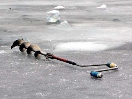 На Ангаре в районе плотины ГЭС под лёд провалился рыбак