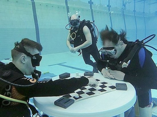 Новокузнечане сыграли в шашки под водой