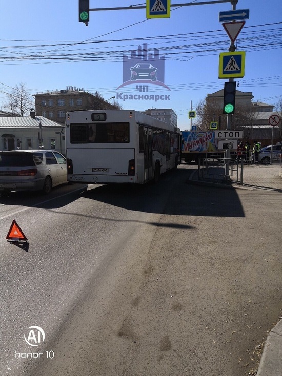 В центре Красноярска автобус въехал в фуру с мороженым