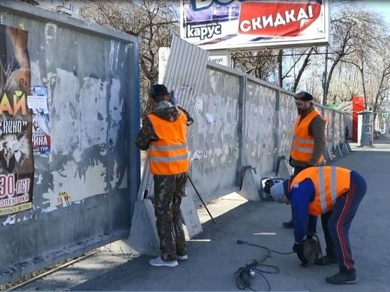На улице Воровского в Челябинске демонтировали уродливый забор на месте сквера