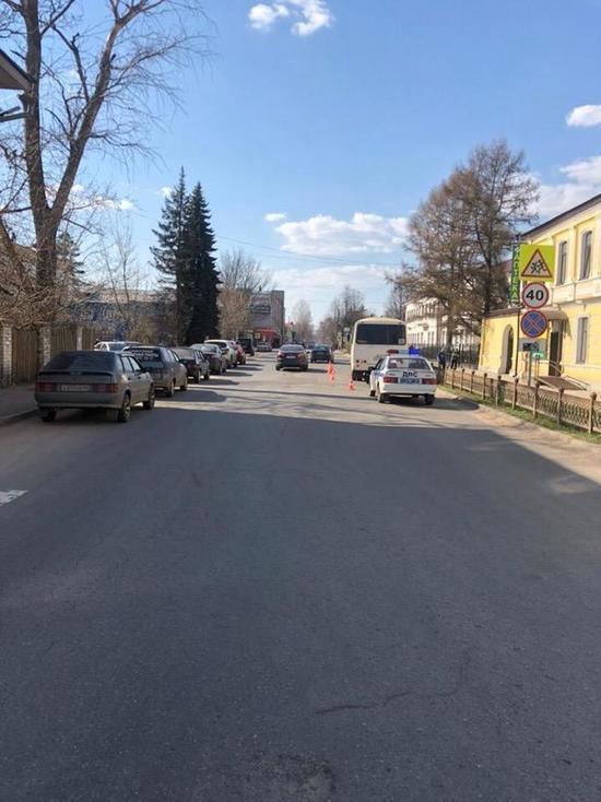 Легковушка врезалась в автобус с пассажирами в Тверской области