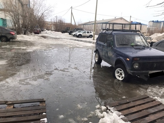 Жители Салехарда массово жалуются на затопленные дворы