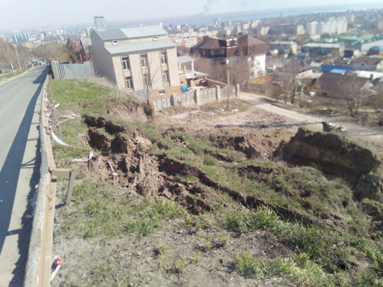 Оползень в Смирновском ущелье может разрушить дорогу