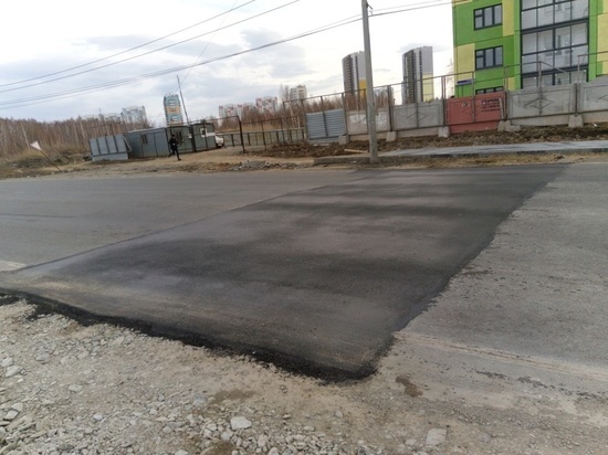 В Курчатовском районе Челябинска после нескольких крупных ДТП поставили заплатку на дорогу