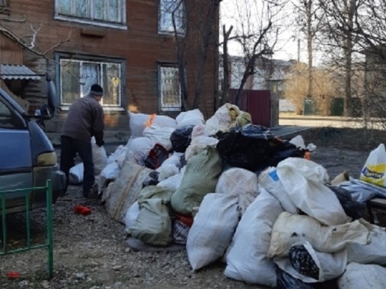 У пожилой иркутянки из квартиры вывезли 100 мешков мусора
