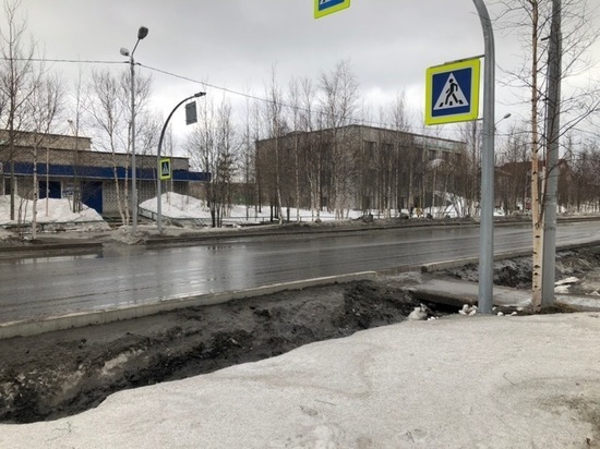 В Ноябрьске демонтируют пешеходный переход на улице Республики
