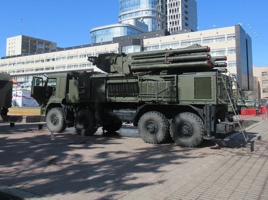 В Екатеринбург прибыла военная техника: РСЗО «Торнадо», Т-72Б3, бронеавтомобиль «Рысь»