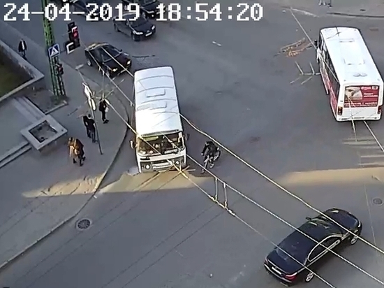 Неадекватный велосипедист чуть не протаранил петрозаводский автобус