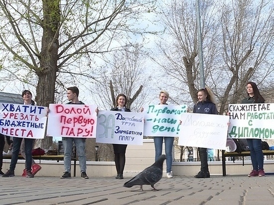 Студенты Оренбурга требуют кормить их пельменями