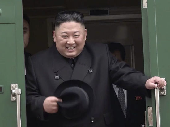 Но северокорейский лидер явно торопился: задняя часть его френча оказалась заправленной в брюки