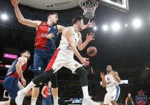 Баскетбольный ЦСКА обыграл «Басконию» со счетом 84:77 в третьей встрече серии плей-офф Евролиги. Испанцам не помогли даже собственные фанаты, которые закидали  монетами игроков московской команды.
