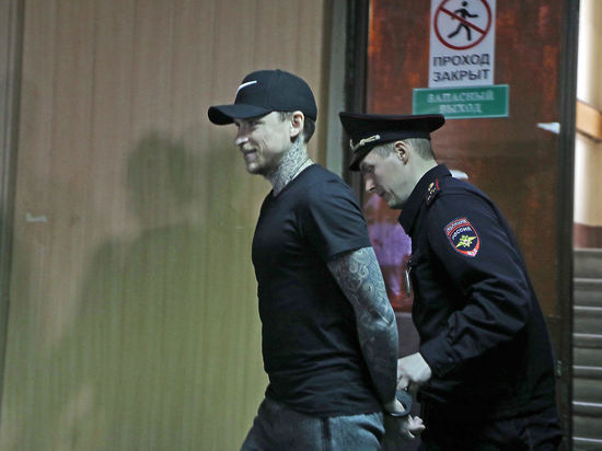 Мамаеву стало плохо в суде, заседание прервано Мамаеву стало плохо в суде, заседание прервано