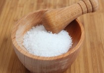 В Чистый четверг православные стараются заготовить специальную четверговую соль — черного цвета, смешанную с зерном или другими компонентами