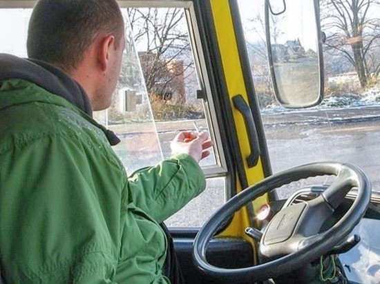 97 кировских водителей наказали за курение в автобусах