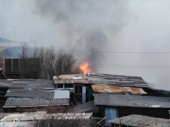 Пал сухой травы: в Рузаевке едва не сгорел гаражный кооператив
