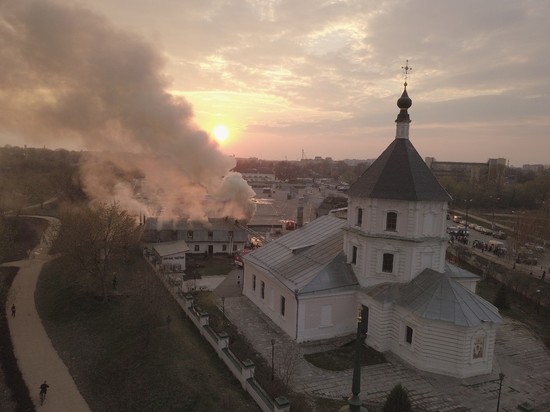 В Твери загорелась трапезная Покровского храма