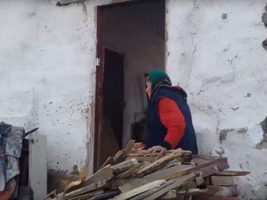 Труженице тыла из Алейского района местная администрация выделила восемь тысяч рублей на ремонт полуразвалившегося дома
