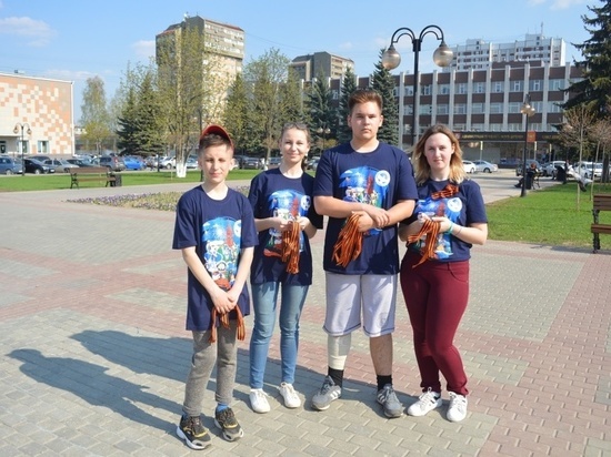 На улицах Серпухова волонтеры раздали георгиевские ленточки