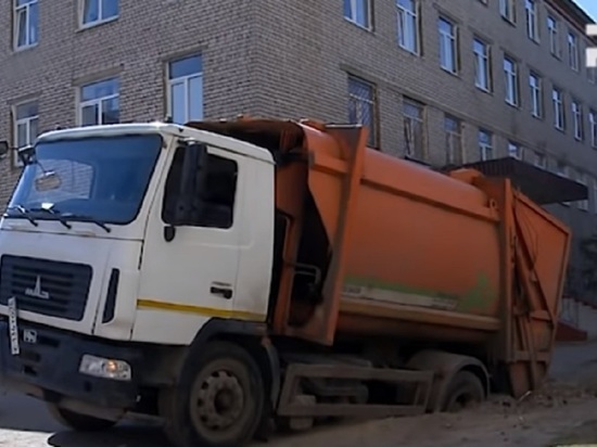 В Рыбинске посередине улицы под асфальт провалился мусоровоз