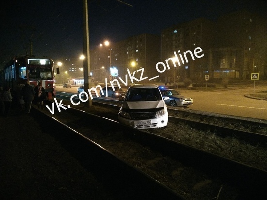В Новокузнецке решивший "отдохнуть на рельсах" автомобилист парализовал движение трамваев