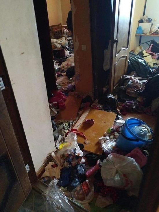 В Ставрополе детей спасли из полной отходов квартиры