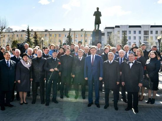 Руководители Татарстана возложили цветы к памятнику Тукая в Казани