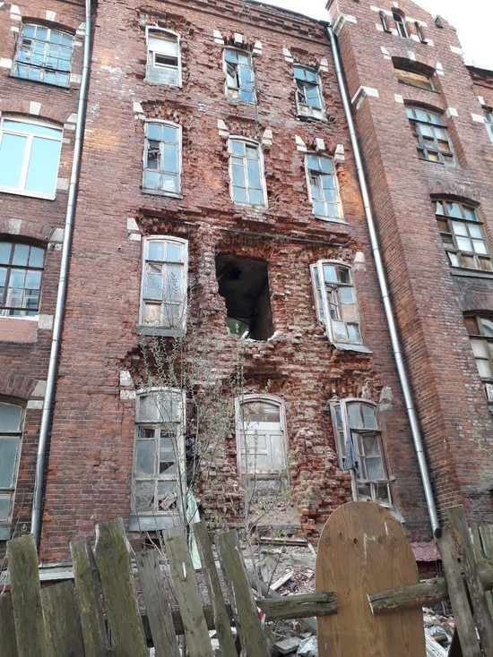 В разрушающемся жилом доме в Твери начали выпадать окна
