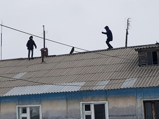 В Ноябрьске прохожие сообщили об опасных играх детей на крыше