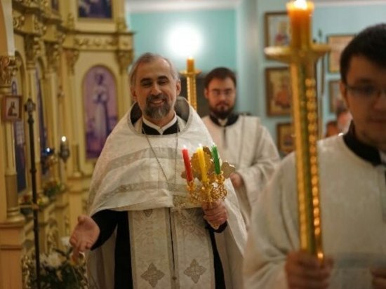 Барнаульский священник окропил святой водой куличи в супермаркете