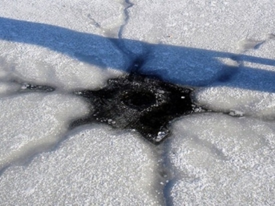На заливе Якоби в Иркутске под лёд провалились парень с девушкой