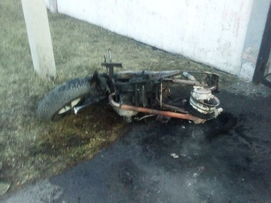 В Белове возле школы сгорел мотоцикл