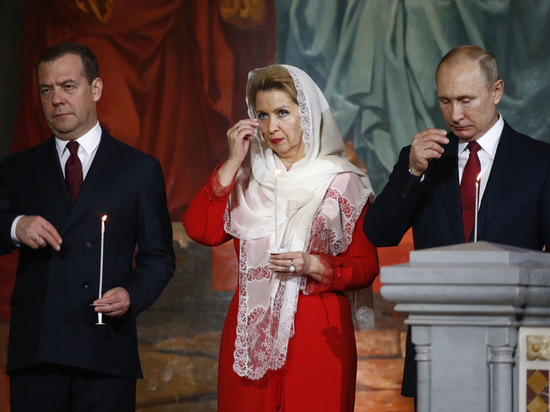 Путин и Медведев поздравили православных христиан с Пасхой