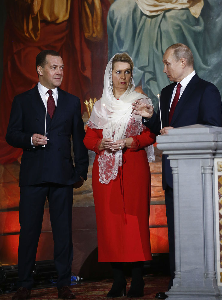Путин и Медведев встретили Пасху разговорами о работе