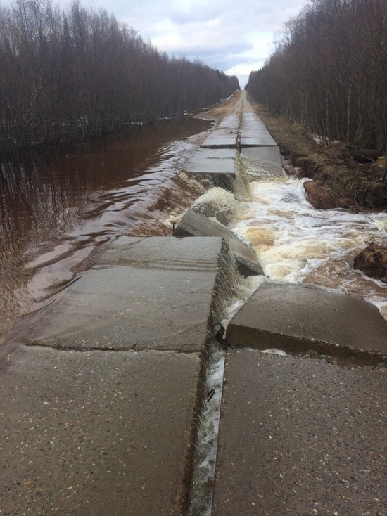В Опаринском районе вода разрушила часть дороги