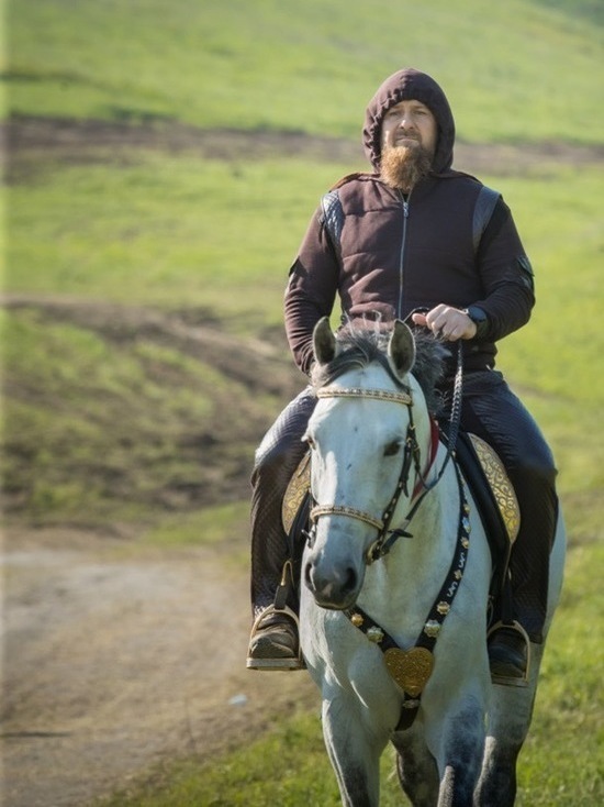Кадыров готовится к конному переходу многокилометровыми пробежками