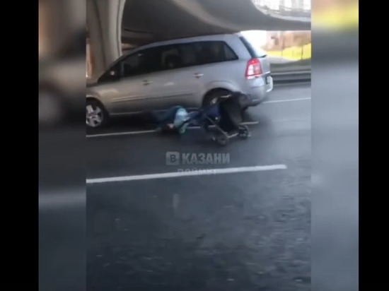 В Казани женщина с коляской попала под колеса автомобиля