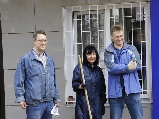 В Кирове журналисты прибрали сквер, который не убирался 20 лет