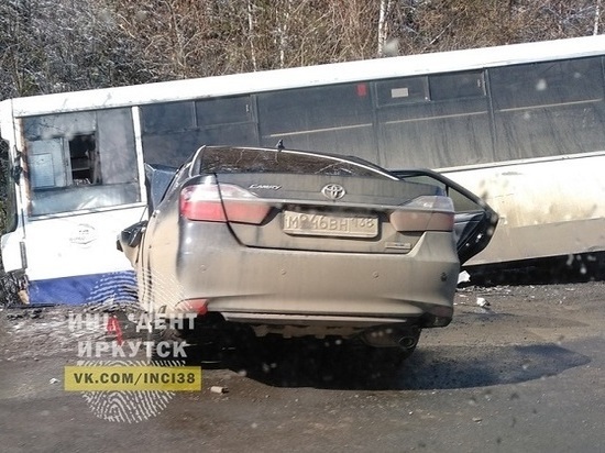 В Усть-Илимске нетрезвый водитель иномарки врезался в автобус