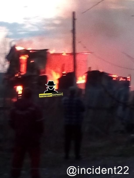 Частный дом сгорел на окраине Барнаула