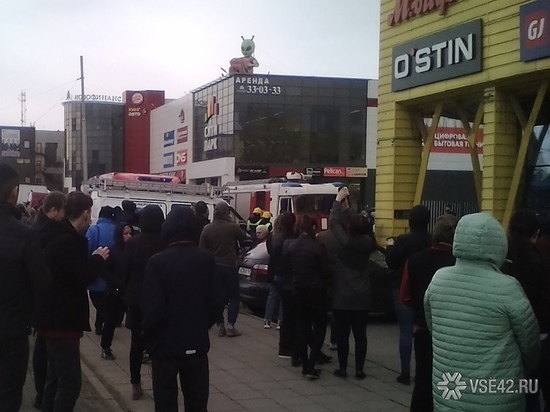Пожарные прибыли к торговому центру "Я" в Кемерове