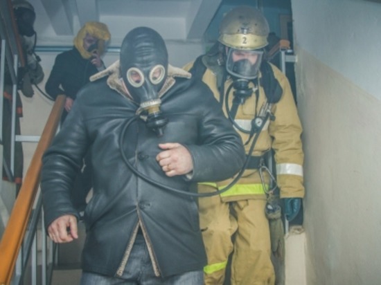 Смоленские пожарные спасли двух мужчин из горящей квартиры